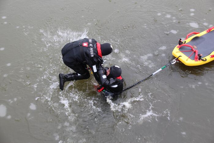 Brandweer oefent in ijskoude Gelderse Diep