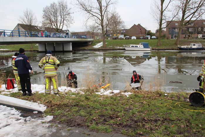 Brandweer oefent in ijskoude Gelderse Diep