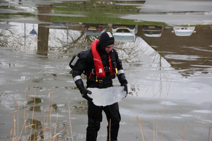 Brandweer oefent in ijskoude Gelderse Diep