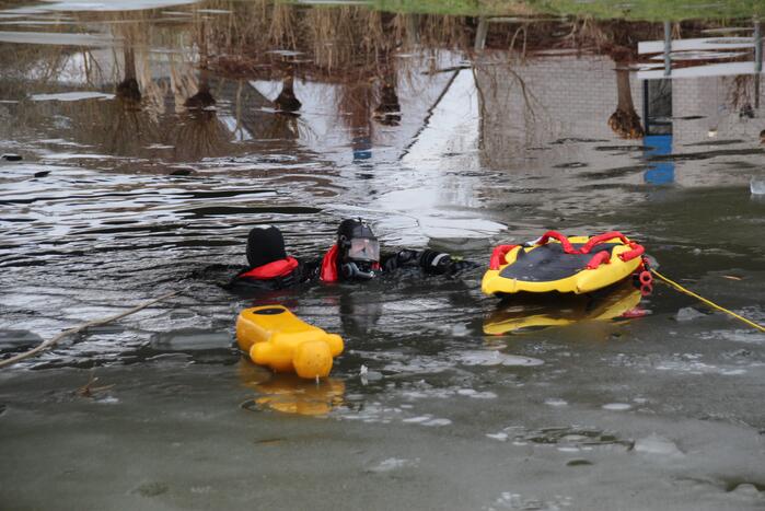Brandweer oefent in ijskoude Gelderse Diep