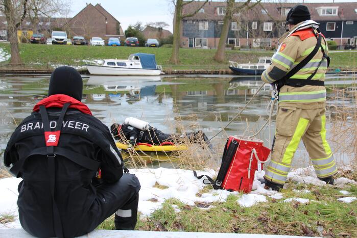 Brandweer oefent in ijskoude Gelderse Diep
