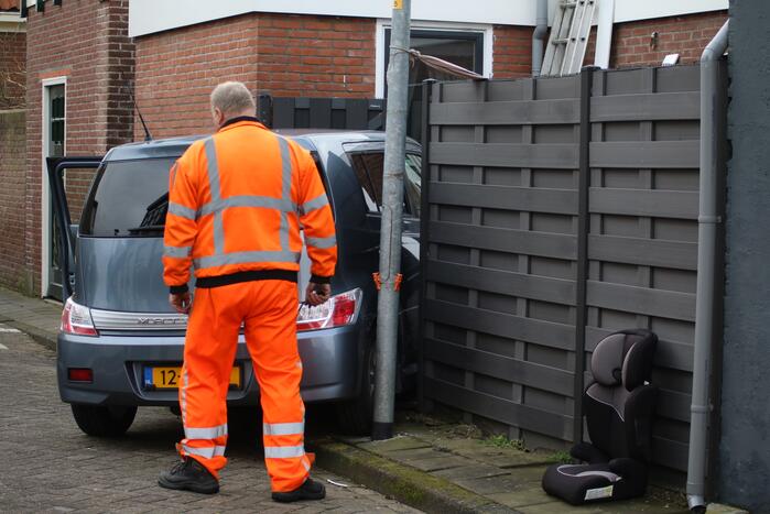 Auto knalt dwars door schutting bij uitwijkmanoeuvre