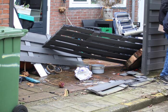 Auto knalt dwars door schutting bij uitwijkmanoeuvre