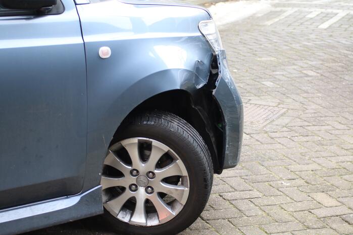 Auto knalt dwars door schutting bij uitwijkmanoeuvre