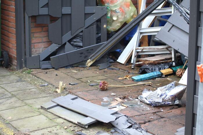 Auto knalt dwars door schutting bij uitwijkmanoeuvre