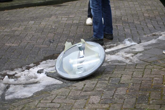 Auto knalt dwars door schutting bij uitwijkmanoeuvre