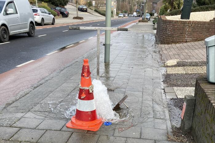 Straat onder water na leidingbreuk