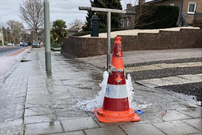 Straat onder water na leidingbreuk
