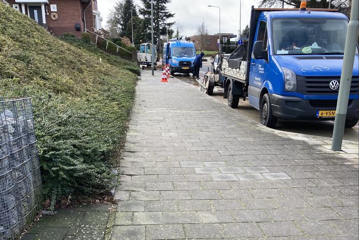 Straat onder water na leidingbreuk
