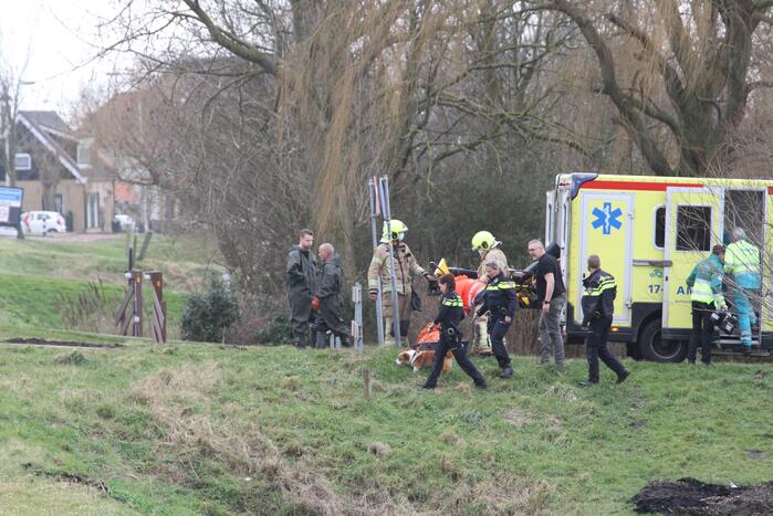 Jongen springt hond achterna en zakt door ijs