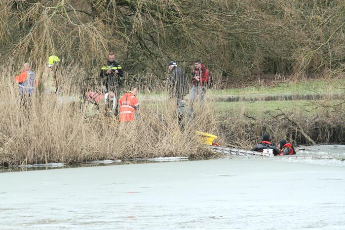 Jongen springt hond achterna en zakt door ijs