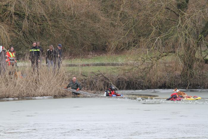 Jongen springt hond achterna en zakt door ijs