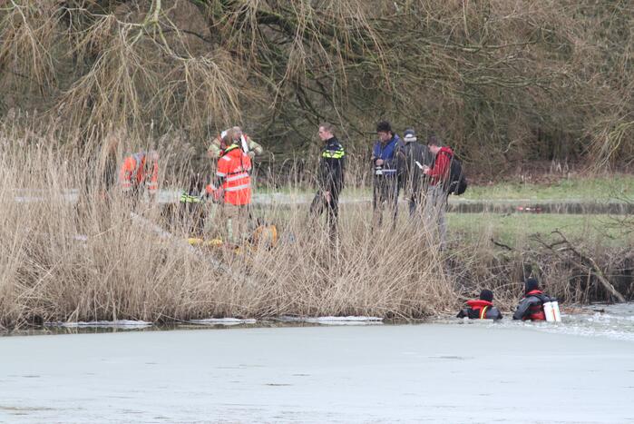 Jongen springt hond achterna en zakt door ijs