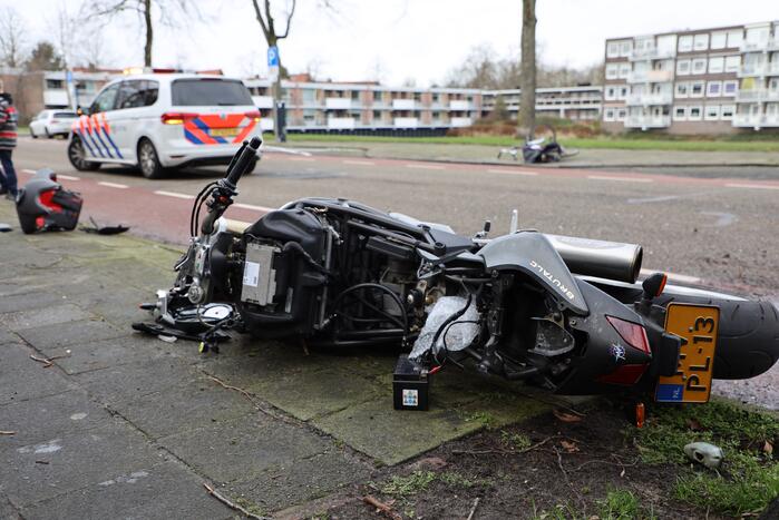 Motorrijder botst op auto die uit parkeervak rijdt