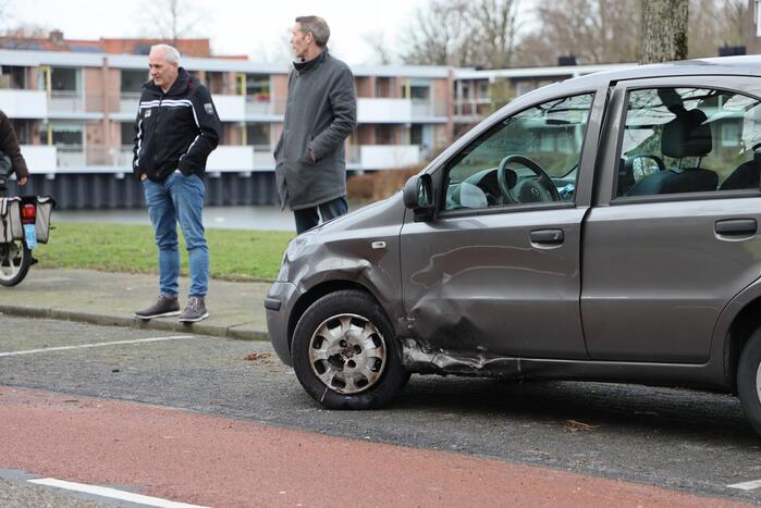 Motorrijder botst op auto die uit parkeervak rijdt