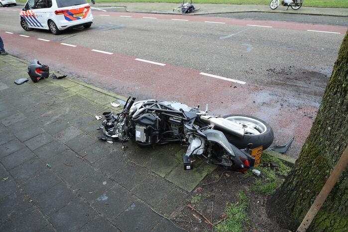 Motorrijder botst op auto die uit parkeervak rijdt