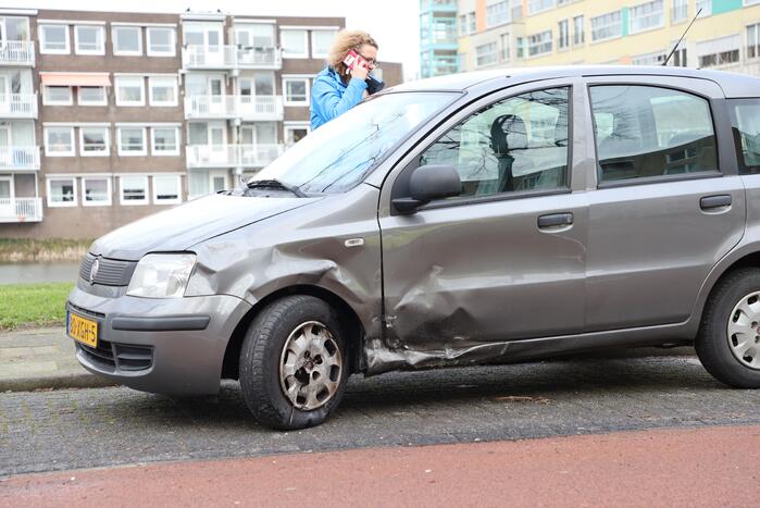 Motorrijder botst op auto die uit parkeervak rijdt