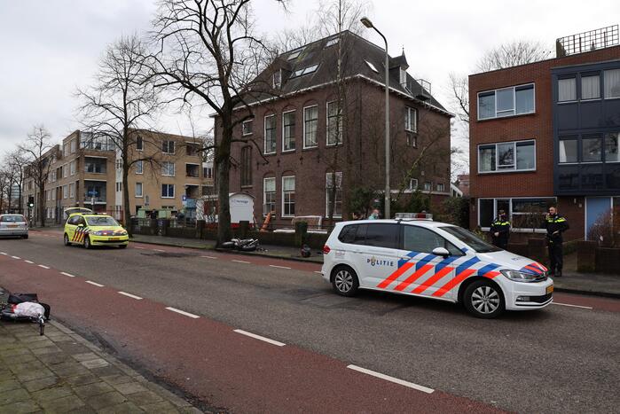 Motorrijder botst op auto die uit parkeervak rijdt