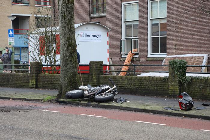 Motorrijder botst op auto die uit parkeervak rijdt