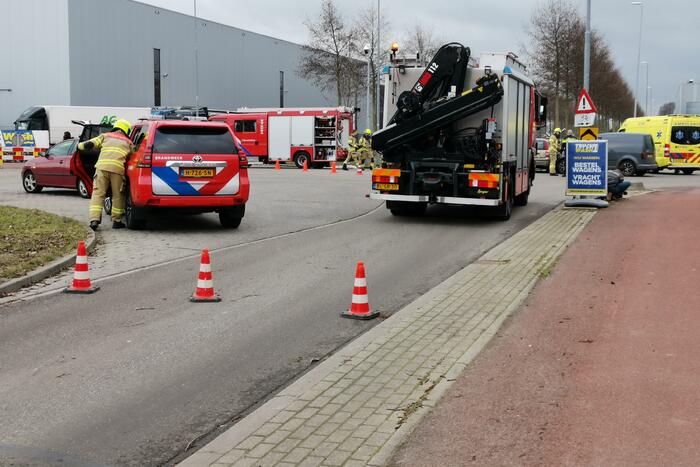 Bestelbus en auto botsen op kruising