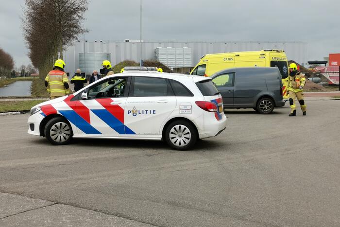 Bestelbus en auto botsen op kruising