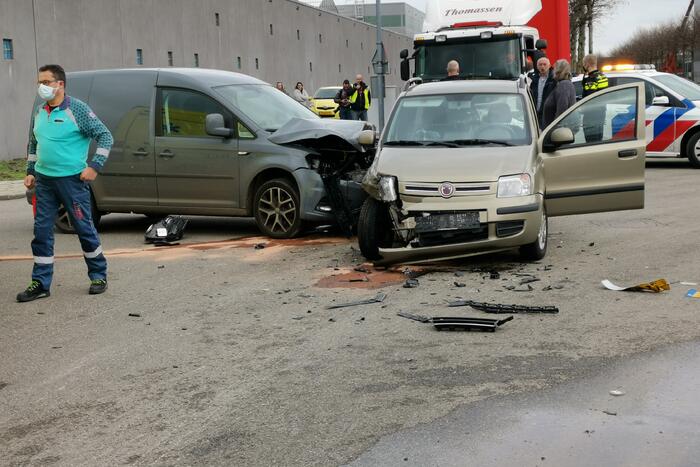 Bestelbus en auto botsen op kruising