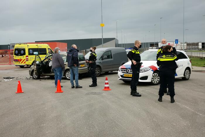 Bestelbus en auto botsen op kruising
