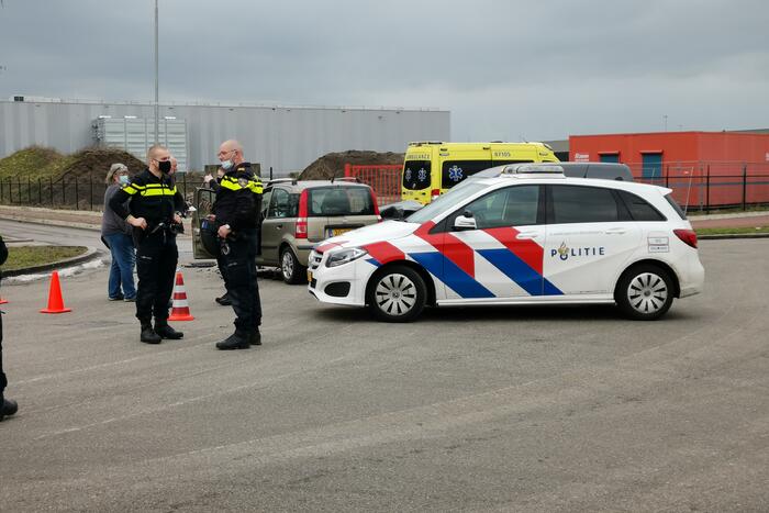 Bestelbus en auto botsen op kruising
