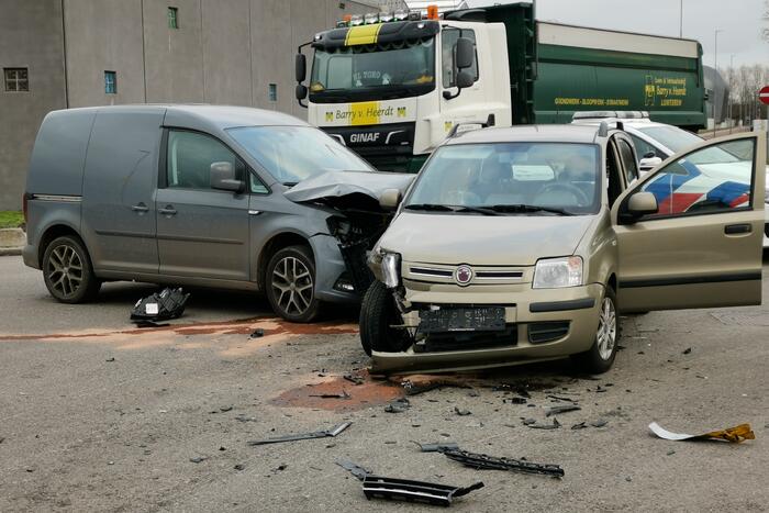 Bestelbus en auto botsen op kruising