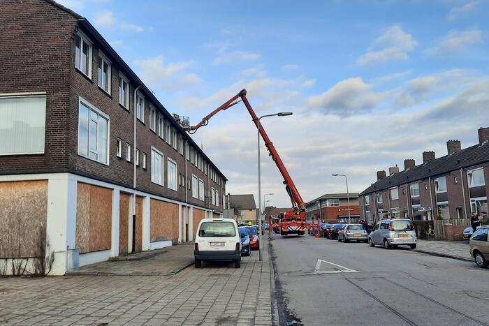 Brandweer inspecteert leeg staan pand na incident