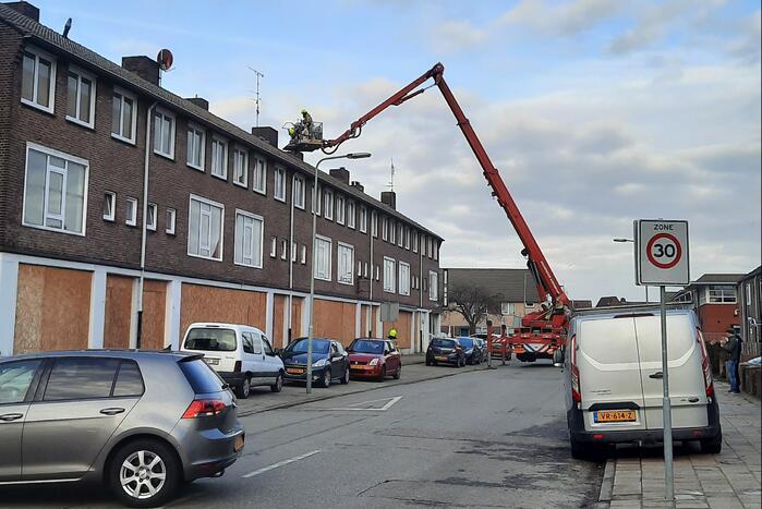 Brandweer inspecteert leeg staan pand na incident