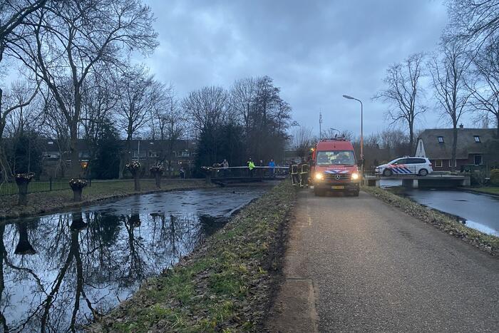 Brandweerduiker zoekt naar persoon in water