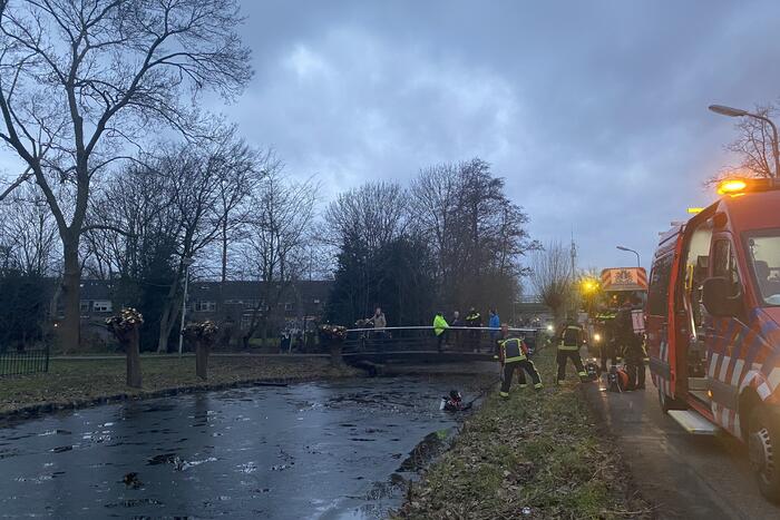 Brandweerduiker zoekt naar persoon in water