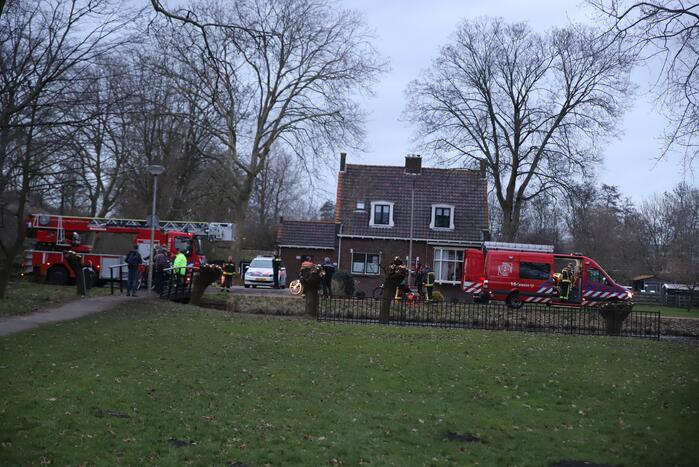 Brandweerduiker zoekt naar persoon in water