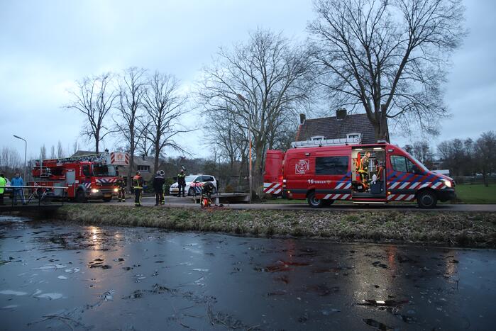 Brandweerduiker zoekt naar persoon in water