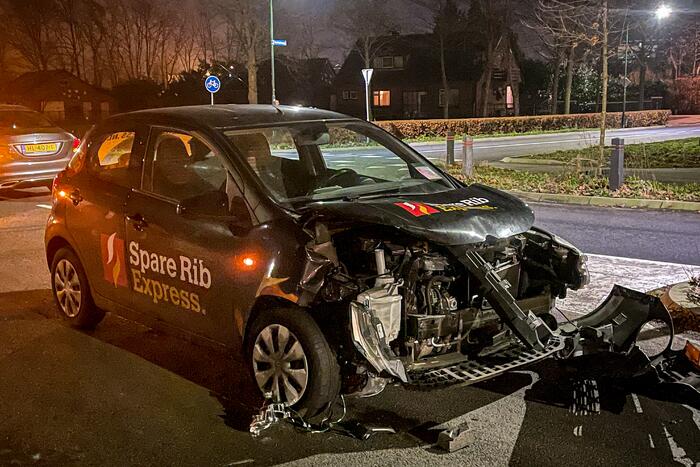 Bezorgauto in aanrijding met personenauto