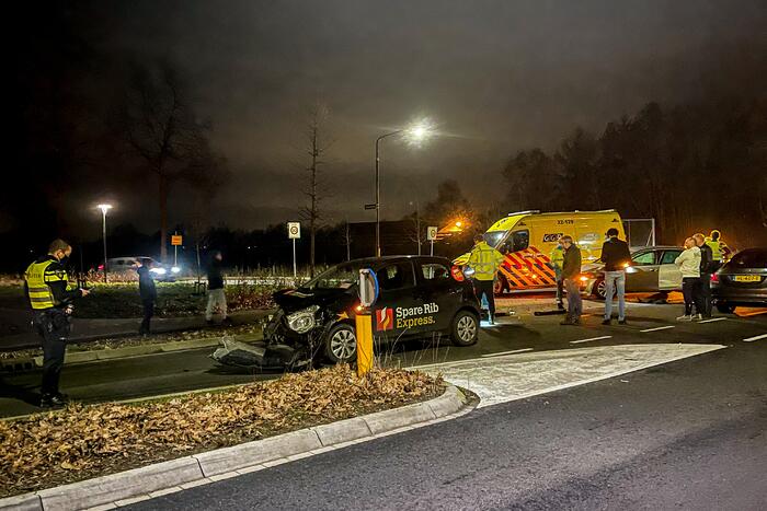 Bezorgauto in aanrijding met personenauto