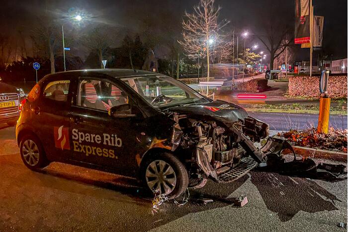 Bezorgauto in aanrijding met personenauto