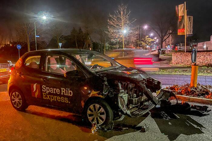 Bezorgauto in aanrijding met personenauto