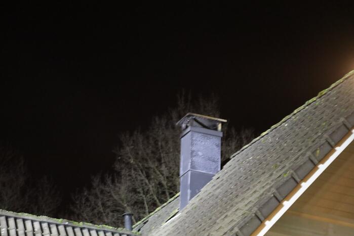 Brandweer blust brandende schoorsteen