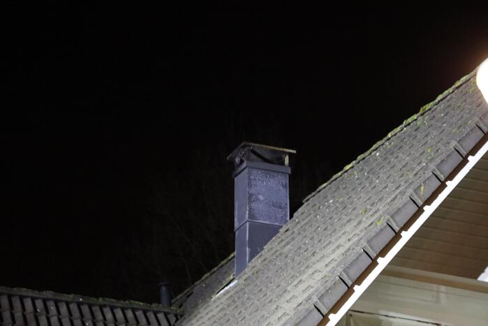 Brandweer blust brandende schoorsteen