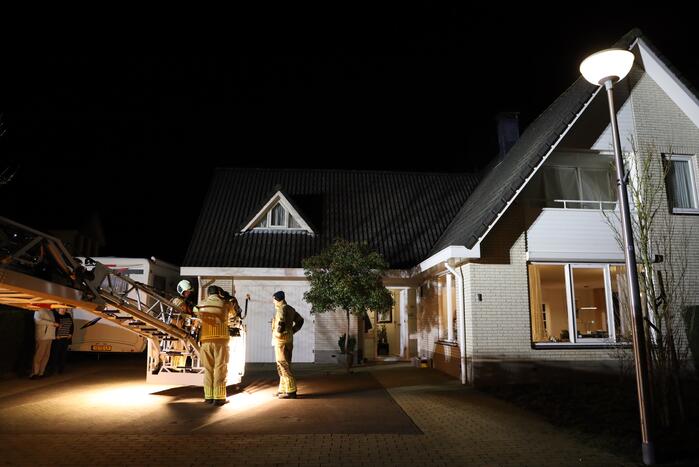 Brandweer blust brandende schoorsteen