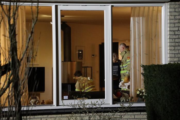 Brandweer blust brandende schoorsteen