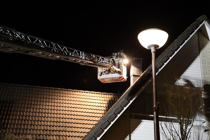 Brandweer blust brandende schoorsteen