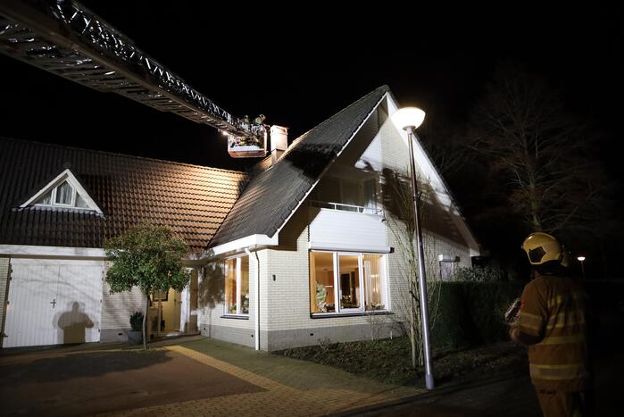 Brandweer blust brandende schoorsteen