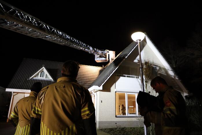 Brandweer blust brandende schoorsteen