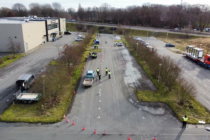 Grote politiecontrole parkeerterrein Superfun