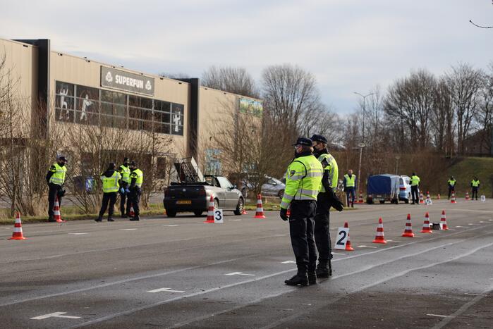 Grote politiecontrole parkeerterrein Superfun