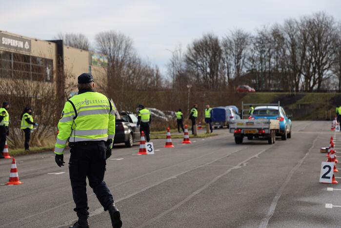 Grote politiecontrole parkeerterrein Superfun