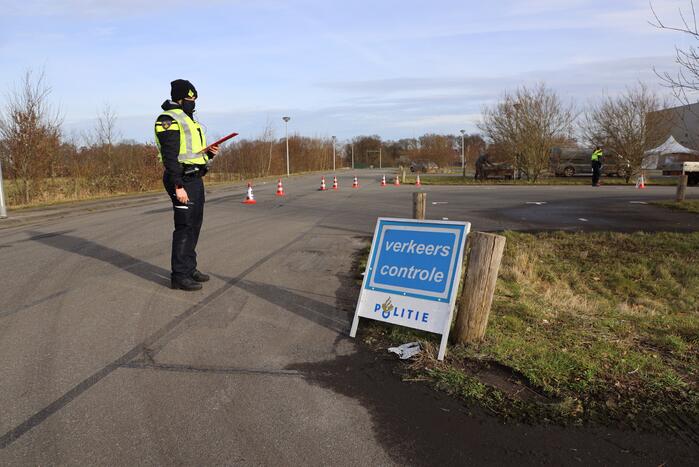 Grote politiecontrole parkeerterrein Superfun